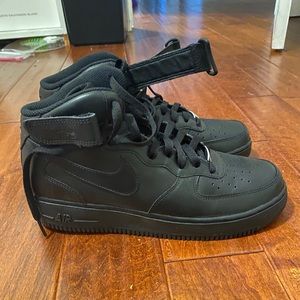 black Air Force 1 mids